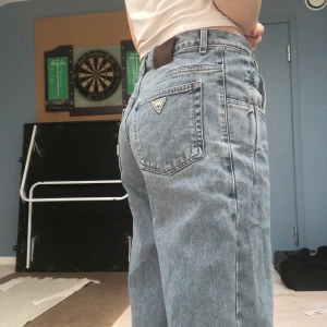 Guess Jeans - Ljusa Guess Jeans sitter väldigt oversized och pösigt, mycket sköna! Jag är ca 175 cm, på mig är de perfekt längd!
