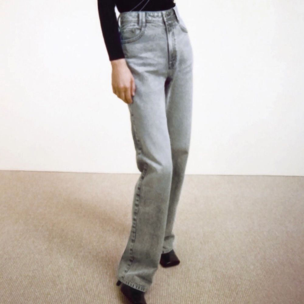 Säljer dessa skitsnygga populära Zara-jeans i modellen ”high rise straight full length”, alltså exakt dessa på bilden! Skriv privat för egna bilder 🥰 Säljer för råkade beställa två ❣️ Passar storlek 34-38 beroende på hur man vill att de ska sitta! Buda från 200 eller köp direkt för 300 ❤️👍 . Jeans & Byxor.