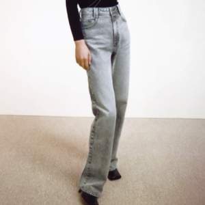 Säljer dessa skitsnygga populära Zara-jeans i modellen ”high rise straight full length”, alltså exakt dessa på bilden! Skriv privat för egna bilder 🥰 Säljer för råkade beställa två ❣️ Passar storlek 34-38 beroende på hur man vill att de ska sitta! Buda från 200 eller köp direkt för 300 ❤️👍 