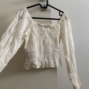 Blus med smock - Jättefin blus med smock. I nyskick. Stort behov av en strykning. 