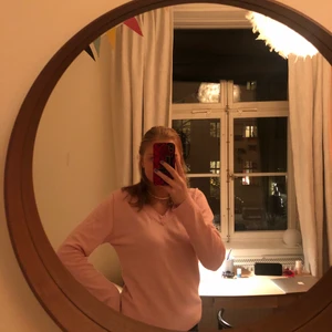 Stickad tröja  - Skit snygg v-ringad stickad tröja från Filippa K!!Nästan aldrig använd As najs passform👌🏼👌🏼Nypris 800 kr🤠 (Priset kan diskuteras)Kontakta mig privat för fler bilder/frågor