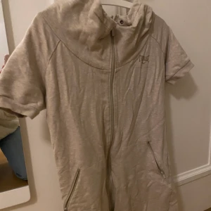 Vintage EVERLAST klänning  - Beige/brun tröjklänning (?) från EVERLAST. Superduperskön men kommer aldrig till användning. Står L på lappen men passar mig som är S även. 