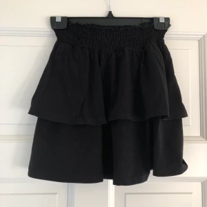 Volang kjol - Säljer denna fina svarta volang kjol från Gina tricot då den tyvärr har blivit för liten. Den är i bra skick och storlek XS. Om flera är intresserade får ni gärna buda i kommentarerna. Köparen står för frakten.