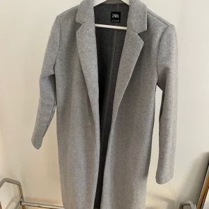 Light Grey Zara Coat - L - Light grey Zara coat! Perfect condition! It is quite light so perfect for spring or fall or as a layering piece!  The price is negotiable, so feel free to send me a message to discuss or if you want more information/pictures!☺️ I accept Swish and PayPal if you rather do that!