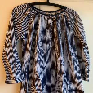 Randig blus  - Marinblå och vit randig blus från Bondelid. I gott skick.