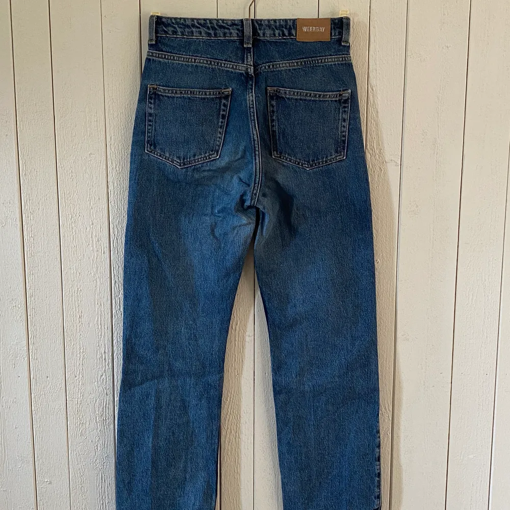 Trendiga jeans från Weekday. Modell: ”Row”. Väl använda men utan smuts-/fettfläckar. Originalpris: 500:-. Jeans & Byxor.