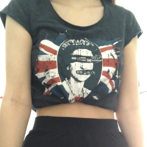 fraktar endast - sex pistols tröja 💗 40 + 22 kr frakt 📦 den är lite nopprig