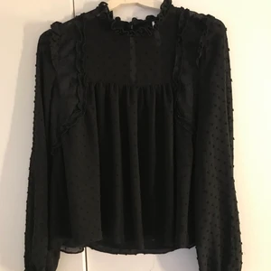 blus från zara - köpt på zara använd två gånger. Super fin i bra kvalitet med fina detaljer. frakt tillkommer 48kr-66kr:)