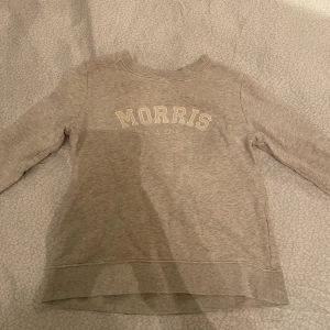 Morris tjocktröja - Säljer en grå tjocktröja ifrån morris. Så gott som i ny skick😊