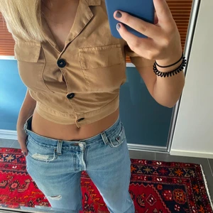Topp - En skitsnygg beige topp, som jag köpte när jag va i London. Jätte fint skick och är knappt använd. Säljer för den är för liten och kommer aldrig till användning🧡