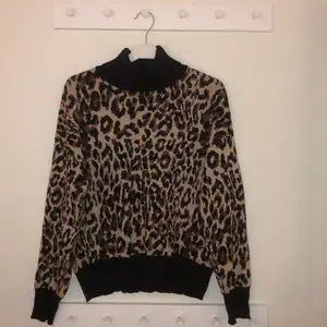 Leopardmönstrad tröja i mjukt tjockt material🤩, strl 38, väldigt mysig och med polokrage! Använd fåtal gånger, från Best Secret och märket är One More Story. Säljer för 100kr, du står för frakten🥰