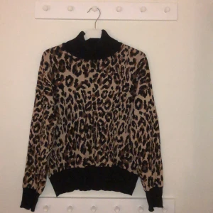 Stickade tröja leopard  - Leopardmönstrad tröja i mjukt tjockt material🤩, strl 38, väldigt mysig och med polokrage! Använd fåtal gånger, från Best Secret och märket är One More Story. Säljer för 100kr, du står för frakten🥰