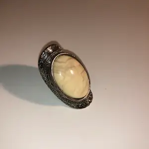 Säljer denna ursnygga ringen då den är för liten för mig. Vet ej om det är äkta silver men den tål vatten och har inget tecken på användning! 