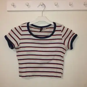 Kort T-shirt från H&M, avklippt själv! Bra skick, blå vit och röd. Säljer för 40kr, du står för frakten🥰