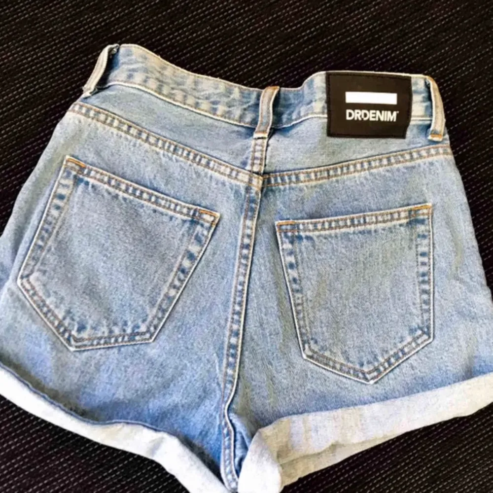 Säljer ett par fina jeans shorts som sitter jätte fint och bra, perfekt till sommaren. Shorts.