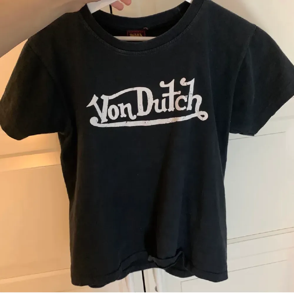Von dutch tisha🎸 Äkta såklart! Säljer för den tyvärr nt kommer till användning😃 passar xs- liten M beroende på hur man vill att den ska sitta. T-shirts.