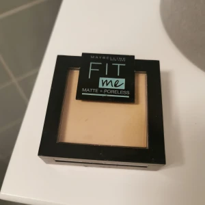 Puder  - Använd 1 gång. Säljer för de är fel färg för mig. Färgen är 110 porcelain 