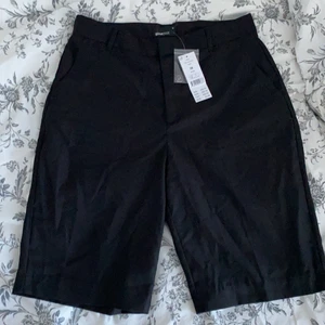 Kostym shorts  - Ett par svarta kostym shorts köpta på ginatricot och aldrig använda med prislappen kvar💞 säljer då de är för små på mig💞