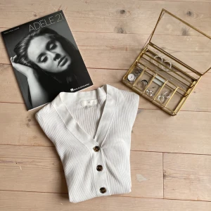 Långärmad topp - Superfin stretchig topp från HM i storleken XS men passar mig som är M. Perfekt till sommaren men även våren då den är långärmad. Den har även charmiga bruna knappar så man kan öppna upp om man vill. Skriv gärna frågor om ni undrar något🤍🤍🤍