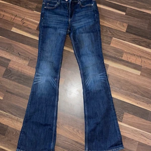 Flaire jeans - Mörkblåa högmidjade flaire jeans från hm, aldrig använda, priset kan diskuteras🥰