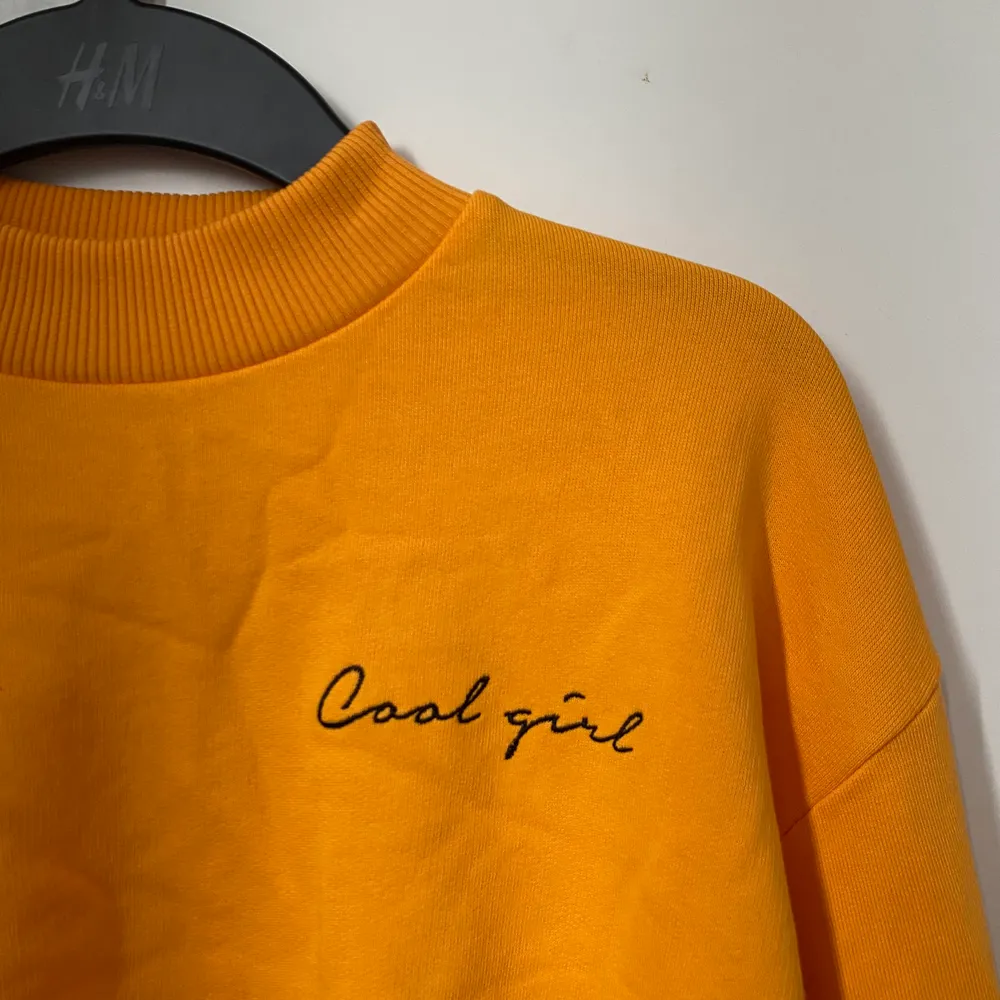 Jättefin orange tröja med trycket ”Cool girl” från NA-KD.. Tröjor & Koftor.