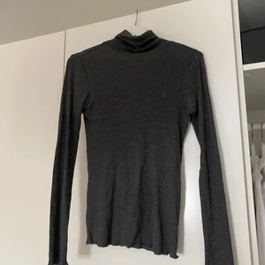 Polotröja  - Mörkgrå polotröja från Ralph Lauren, köparen står för frakten💗