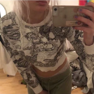 Magtröja från Monki - Snygg magtröja från monki i skitnajs mönster. I storlek XS. Kan mötas upp i Stockholm eller frakta, pris kan diskuteras.