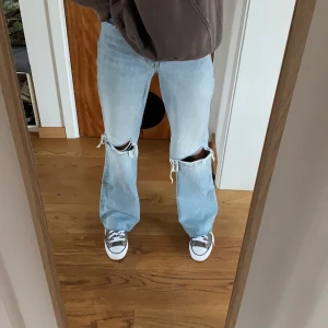 Jeans med hål på knäna - Supersnygga jeans från zara med hål på knäna i bra skick! Långa i benen på mig som är 1,75. Jeansen är raw cut så de går att få i den längd man vill ha dom. Slutsålda på hemsidan💗 Säljer för 299kr vid snabb affär, annars 349kr💕