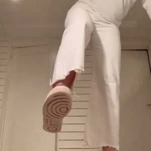 Vita jeans från ZARA - Vida, vita jeans som är avklippta. Endast använda ett fåtal gånger 💚💚 Köpta på Zara för nått år sen!