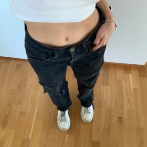 Supersnygga håliga jeans från Zara storlek 34 men är rätt oversized så passar även större storlekar! Liten skavank då en ”skärphållare” eller vad det kallas i sidan har gått av men går lätt att sy på 