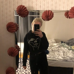 Svart hoodie med tryck - Superfin svart hoodie med tryck på, hoodien är ganska tunn och passar bra under vår och sommar! 