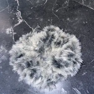 En handgjord gråvit fluffig scrunchie. Tillverkad av Fur Lux garn. 