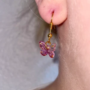Golden butterfly örhängen - ’Golden butterfly’ Örhängen - 39kr  Fraktkostnad 19kr  Finns möjlighet att mötas upp i centrala Stockholm efter överenskommelse. - därav ingen fraktavgift.