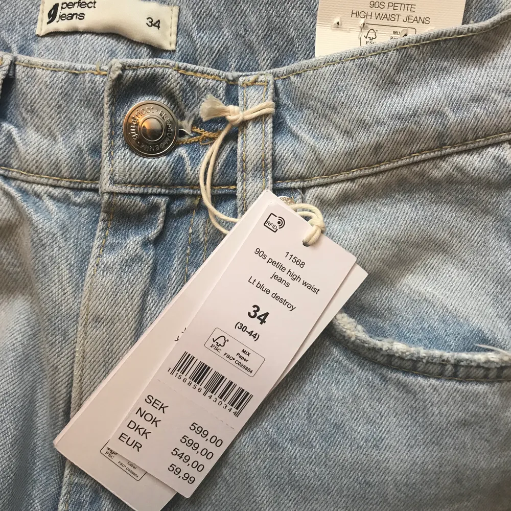 Storlek S, helt nya och fräscha. (300+frakt) 🦋. Jeans & Byxor.
