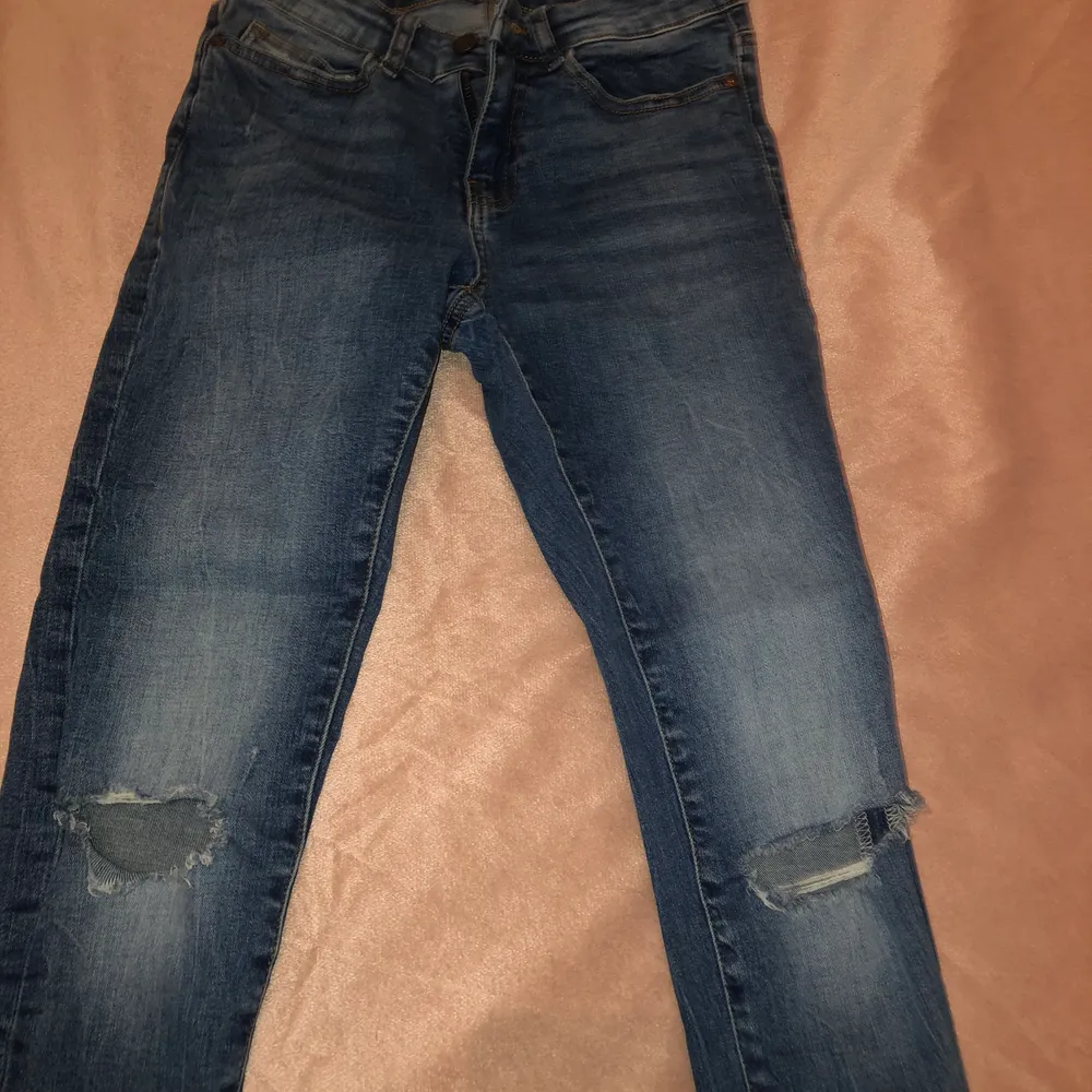 Fina jeans med hål, korta i längden passar XS fint eventuellt S. Endast använda ett par gånger då jag råkat beställa fel storlek. . Jeans & Byxor.