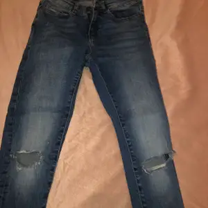 Fina jeans med hål, korta i längden passar XS fint eventuellt S. Endast använda ett par gånger då jag råkat beställa fel storlek. 