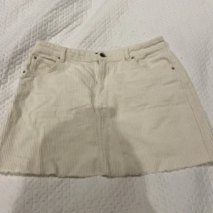 Kjol från Gina - Kjol från Gina i storlek 36. Sparsamt använd, så i fint skick! 