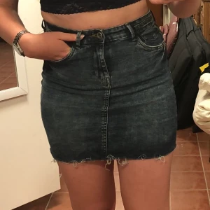 Jeanskjol  - Jeanskjol från ONLY, storlek 36 men skulle säga passar 34-38 :) stretchig! 