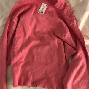 Superfin klarrosa ribbad tröja från Gina. Aldrig använd med prislappen kvar. Otroligt skönt material och formar fint 💘