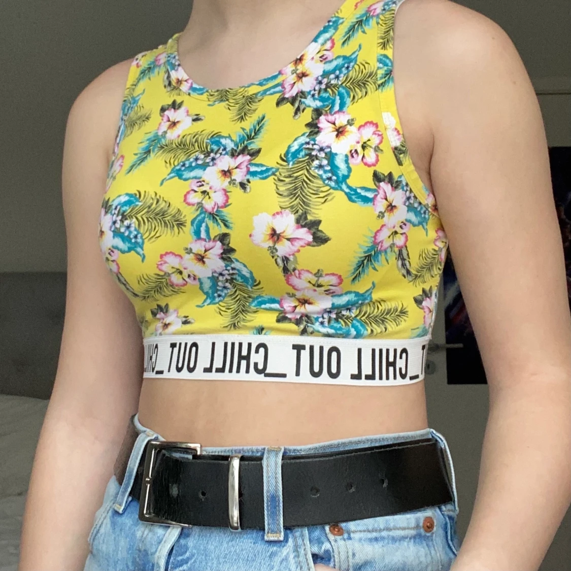 gult linne med blommönster 