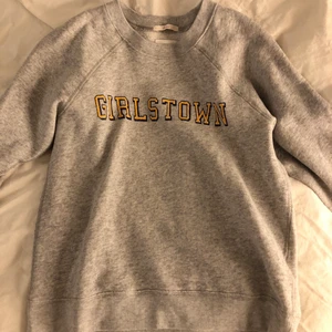 Vintage grå sweatshirt  - Grå vintage sweatshirt med text. Från Gant storlek XS 💘 (Finns inget tydligt gant märke på tröjan förutom lappen inuti)