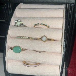 Ringar - Superfina ringar i olika storlekar och färger 💕💕 knappt använda. 10kr/ring + 12kr ✨ OBS!! De två längst upp och den med stor grön sten finns ej kvar