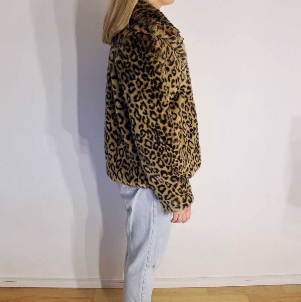 Så snygg fakepäls i leopardmönster från Bikbok! Storlek: XS Pris 100kr. Skriv buden till mig privat eller kommentera på bilden! Kan även mötas upp mellan Varberg & Göteborg Köpare står för frakten (Du bestämmer vilket paket så länge det uppfyller vikt och storleks kraven). Jackor.