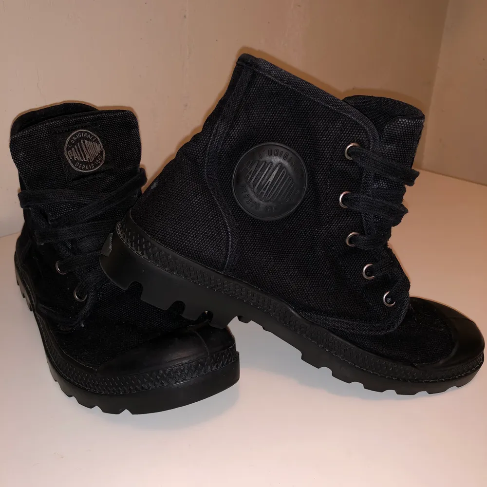 Palladium svarta boots, storlek 38 men kan lätt passa dig som har 37 i storlek. Skor.
