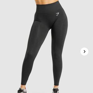 Svarta vital seamless leggings från gymshark. Sparsamt använda. Nypris 550kr säljes för 300kr😊 