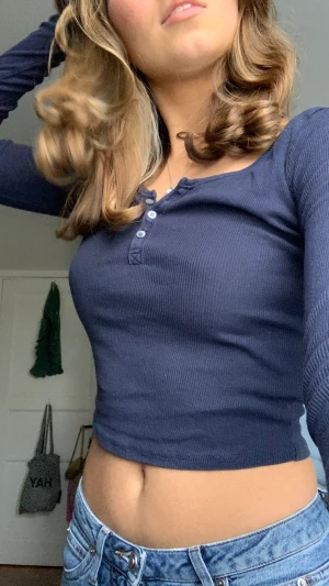 Hollister crop top - Gullig långärmad croptop från hollister som är ribbat i mörkblått! Strlk: XS/S Frakt: 45kr