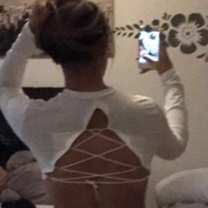 Långärmad magtröja - Sjukt snygg rygg detalj som går att knyta exakt som man själv vill. Tyget är 95% polyester sjukt snyggt och skönt tyg