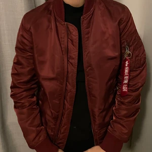 Alpha Industries Jacka - Vinröd i S - Superfräsch och snygg Alpha Industries bomberjacka i storlek S. Jackan är sparsamt använd och i mycket gott skick. DM för fler bilder. Nypris 1795. 