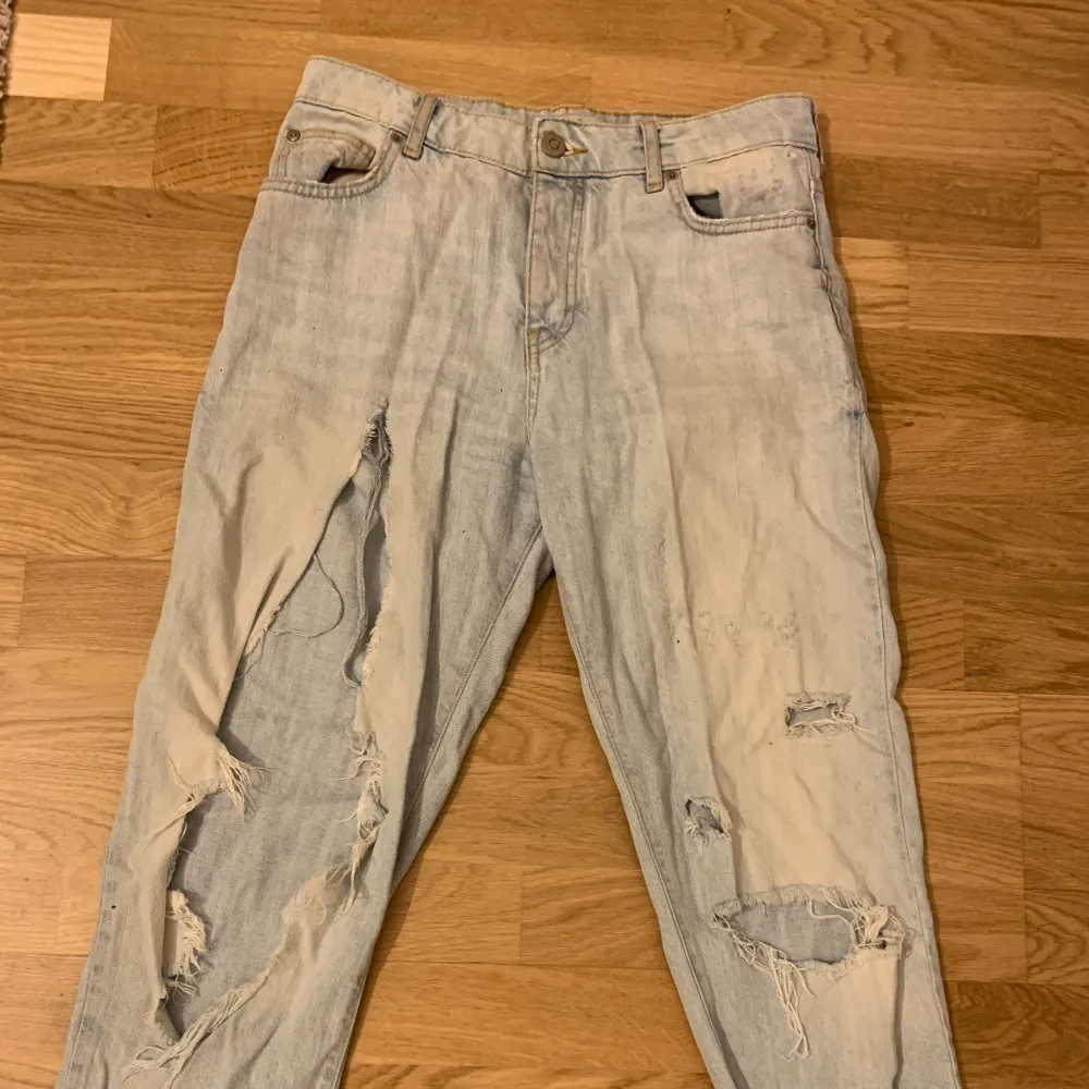 Slitna jeans från bershka . Jeans & Byxor.
