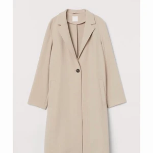 Ljusbeige kappa - Köpte denna nyss men säljer pga att den är alldeles för stor för mig som är 174 lång och vanligtvis bär strl M-L. Denna passar perfekt om du har kläder i L-XL och vill ha din kappa oversized. Frakten ingår inte i priset, och kommer gissningsvis bli ca 62-79kr. Kan även mötas upp om du bor i Eskilstuna! 😊😊